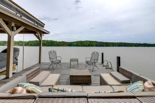 Pet-Friendly Lake Sinclair Home w/Boat Dock!