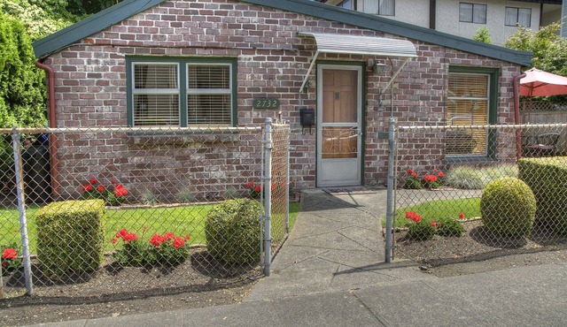 Popular Alki Beach Seattle Vacation House, Walk to Restaurants