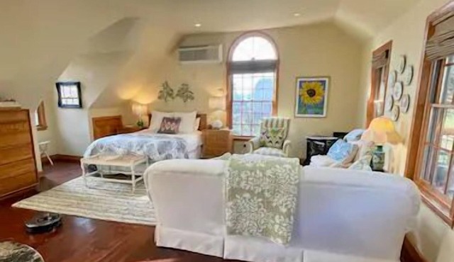 Private & cozy modern cottage surrounded by nature. Long stays welcome!