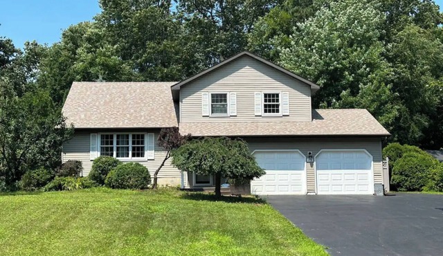 Private, spacious 4 bedroom 2 bath 15 mins to Saratoga track w/Pool and hot tub