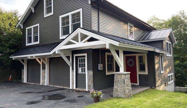 Quiet, Peaceful Location, Walk to Everything, Hot Tub, Fireplace, Game Room