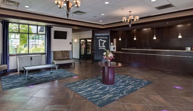 Relax and Unwind: Indoor Pool and Water Park - Close to Mall of America