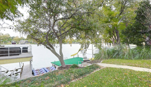 Rennovated Farmhouse Lake McQueeney Cove