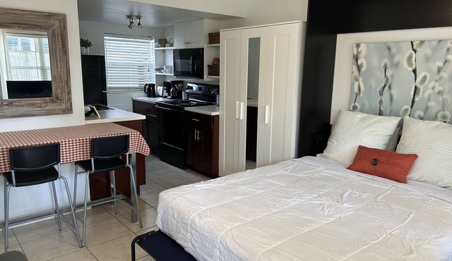 Renovated Studio Steps from Beach
