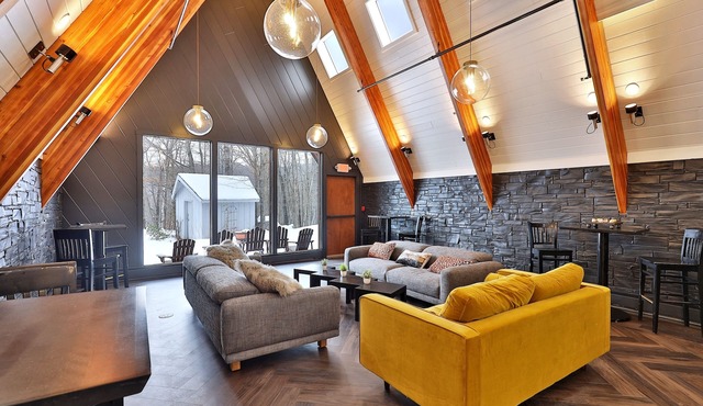 Rent An Inn! Takeover The Birch Ridge W/Your Group. Mountain Lodge: 11 Rooms, Bar, Fireplace. 28ppl 11 Bedroom Home