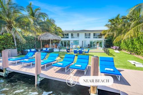 Retreat by Beach Waterfront Lago Key