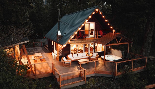 Riverfront Cabin w/Views-Hot Tub,AC,Pets