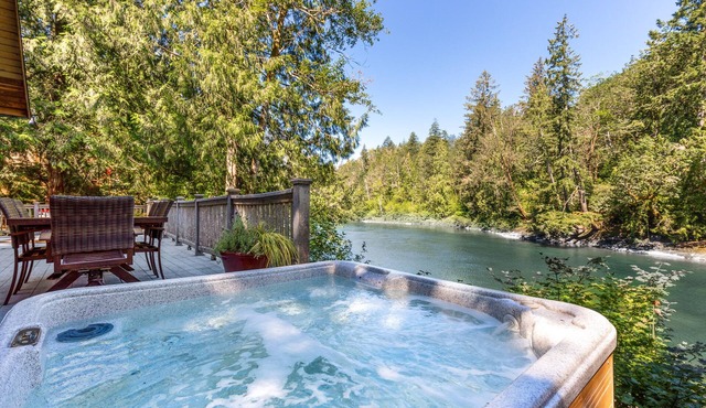 Seventh Heaven - Stunning views, beach and swimming w/hot tub at Stevens Pass