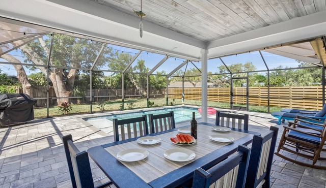 Silver Palm Retreat: Pool, Game Room & Walkable to Gulf Gate Dining