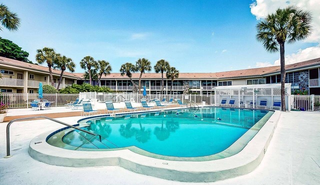 Simply Paradise! Updated Corner Unit Steps to Lido Beach & St. Armand's Circle, Pool, & Spa!