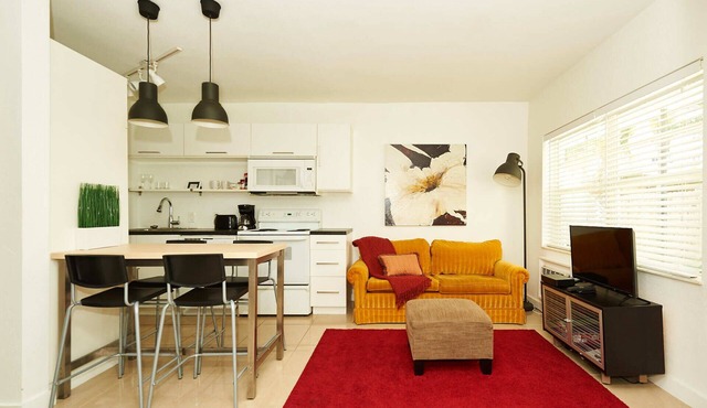 Snug Apart Walking Distance to the Beach, F.Lauderdale, Wifi, BBQ, Gated