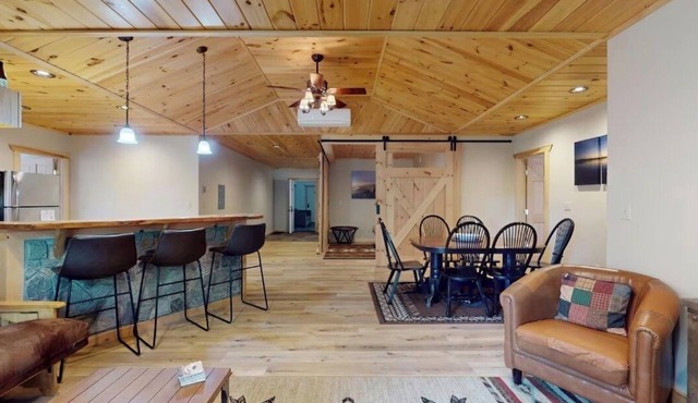 Spacious, Bright, Quiet New Suite next to Park and Close to Restaurants