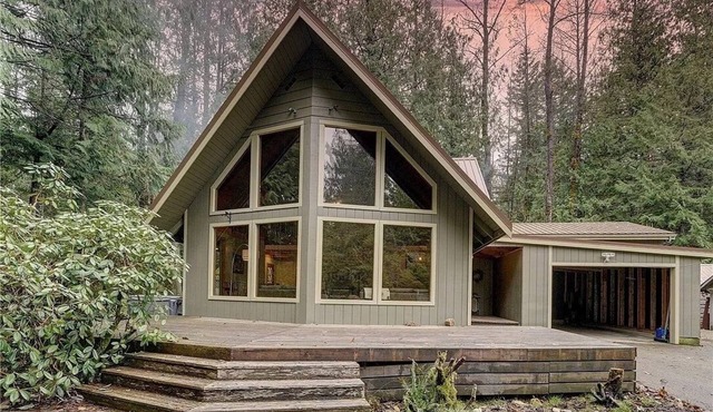 Spacious Greenwater Crystal Mountain, Mount Rainier Adventure BaseCamp w/Hot tub