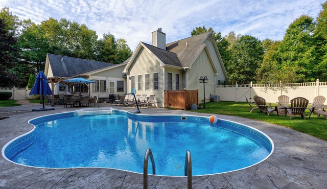 Spacious Retreat mins from Lake George w/heated pool 20 mins to Gore