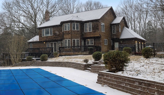 Spacious villa w/Pool, Hot Tub & Game Room on 7.5 private acres