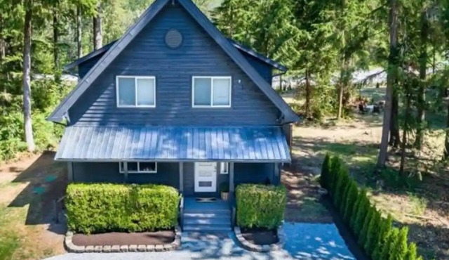 Stunning 3 bed Skykomish Riverfront Cabin with breathtaking views