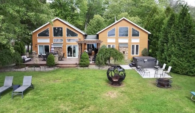 Stunning Luxury lakefront House on Oneida Lake with hottub, firepit and Gameroom