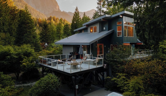Stunning Riverside Resort w/view, hot tub, sauna!