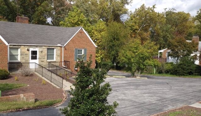 Sunlight floor apartment with parking near Washington DC