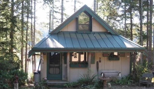 Sweet Huckleberry Cottage on Old Hatchery Lake