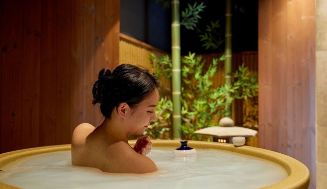 Tea ceremony inn semiopenair bath with garden /Osaka Ōsaka