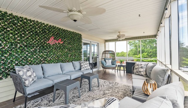 The Bell House - Contemporary Comfort Near Wards Road with a Luxurious Hot Tub!