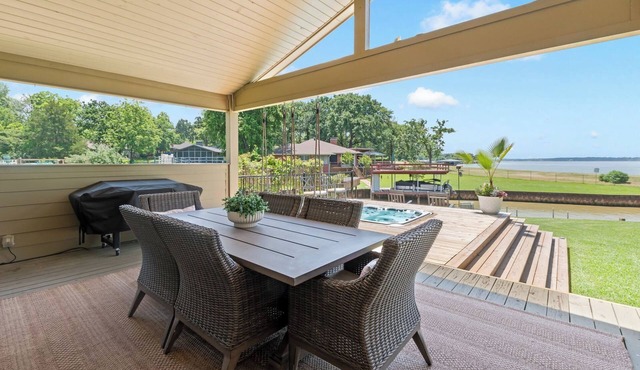 The Mallard on Blue Cove at Cedar Creek Lake with Hot tub!