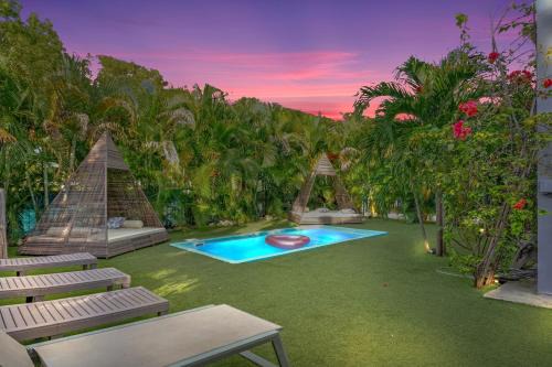 The Purple Paradise PoolHot Tub Little Havana