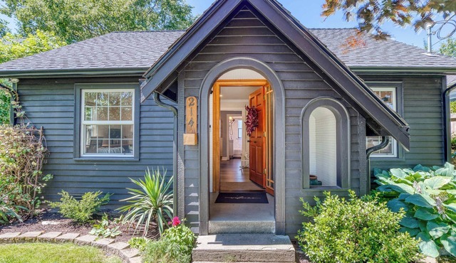 Two Bedroom Farmhouse with Hot Tub in Snohomish