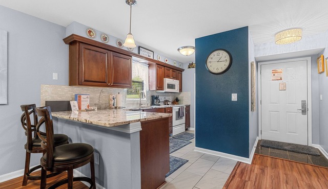 Uniquely charming Pet Friendly 2 Bed condo near the strip at Pointe Royale!