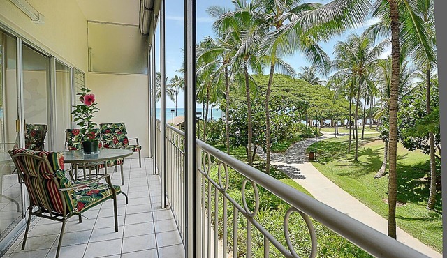 Waikiki Shore 1 bedroom with large lanai on Waikiki Beach - free parking & WiFi
