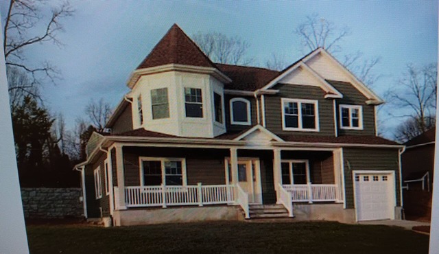 Walking distance Golf Course 4-bedroom house with Living Dining and Family Room