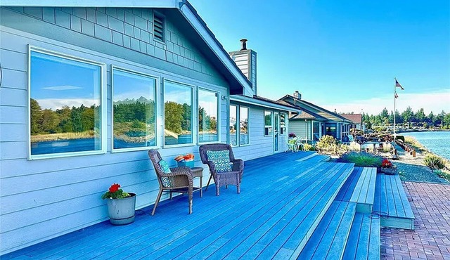 Waterfront Home in Historic La Conner. 30 Day Stay. Excellent Long-Term Rates.