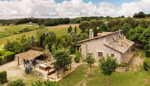 Wonderful private villa for 8 people with A/C, WIFI, hot tub, TV and balcony