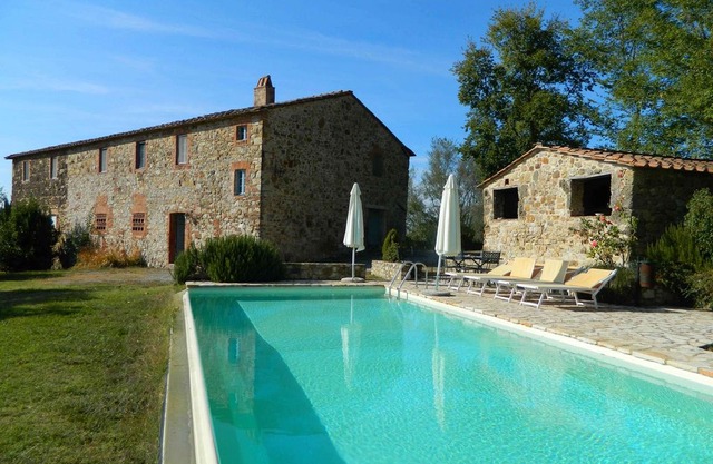 4 bedroom Villa, sleeps 8 in Castellina in Chianti with Pool and WiFi