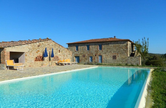 4 bedroom Villa, sleeps 7 in Castellina in Chianti with Pool and WiFi