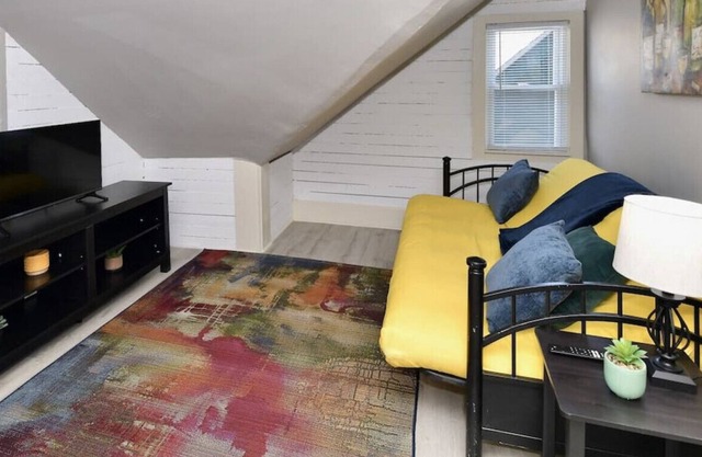 927 1/2 E Morris St · DT Indy Location Near Conventions | FREE Parking