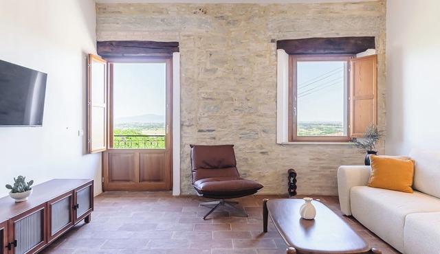 Panoramic Views in the Heart of Tuscany, Historic Borgo Apartment with balcony.