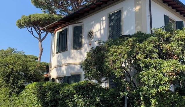Forte dei Marmi, prime location in Imperial Rome, 5 bedrooms, sleeps 10. Serene elegance!